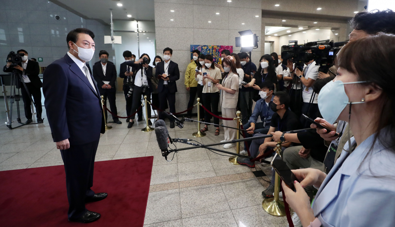 윤석열 대통령이 23일 오전 서울 용산 대통령실 청사로 출근하며 취재진의 질문에 답하고 있다. [연합]
