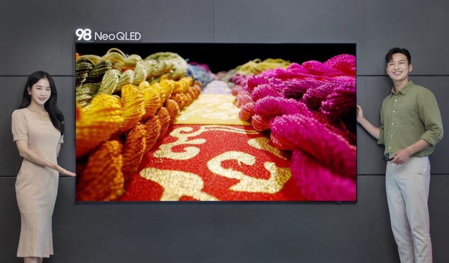 삼성전자 모델이 네오 QLED 98형 신제품을 소개하고 있다.[삼성전자 제공]