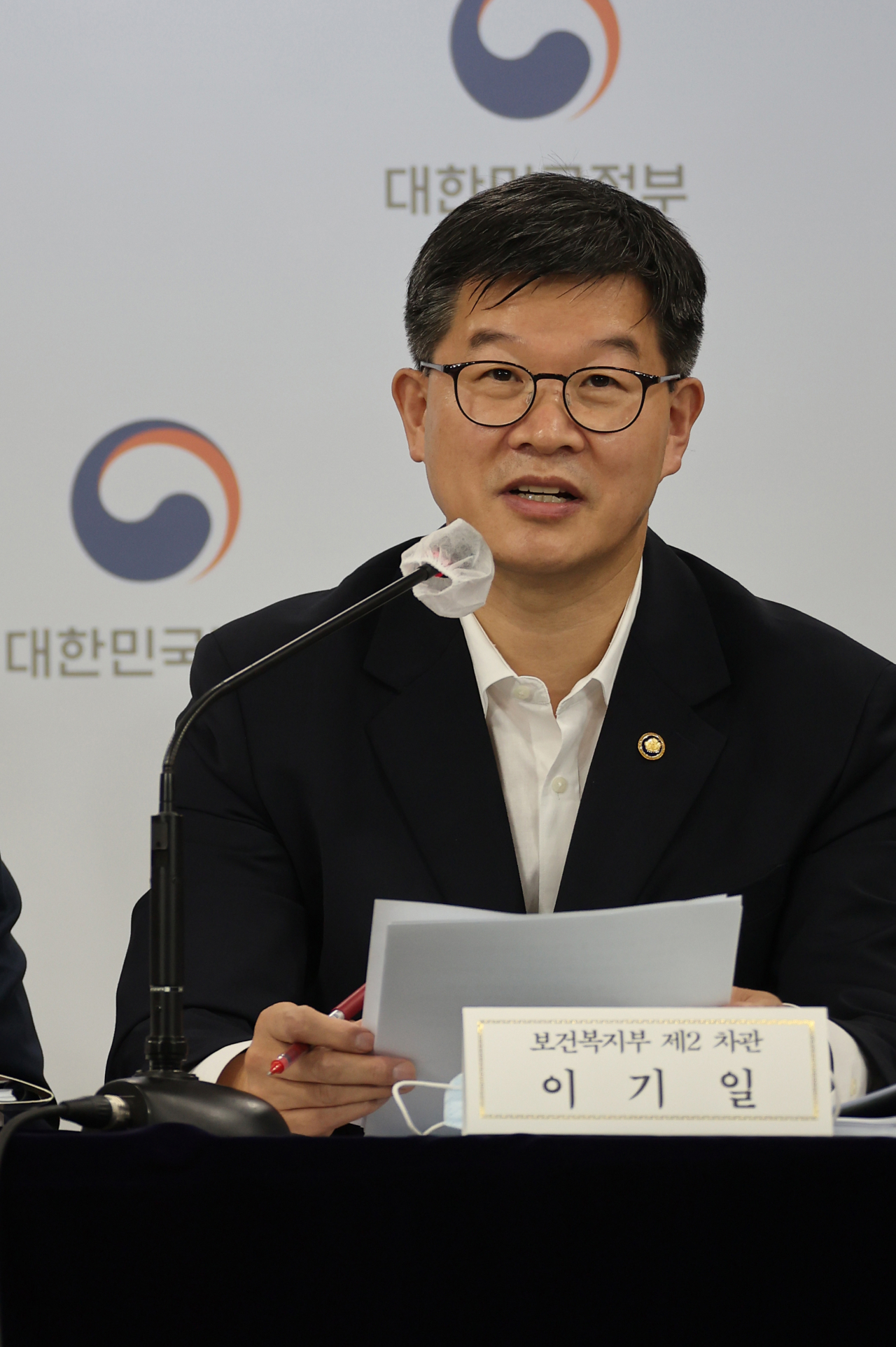 이기일 2차관이 19일 정부서울청사 브리핑실에서 새 정부 업무보고 사전 브리핑을 하고 있다. [연합]