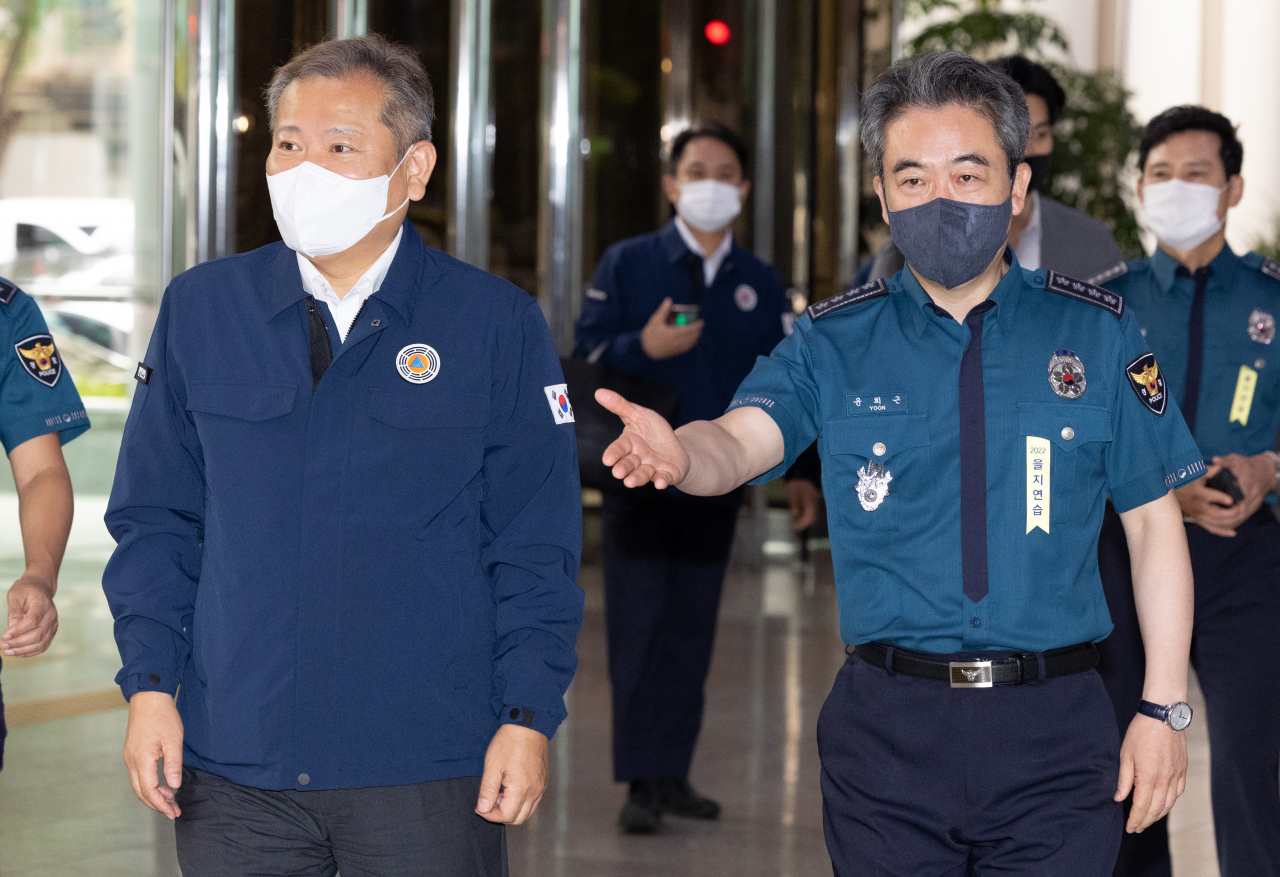 이상민(왼쪽) 행정안전부 장관이 을지연습 훈련을 점검하기 위해 23일 오전 서울 서대문구 경찰청에 도착해 윤희근 경찰청장의 안내를 받으며 이동하고 있다. [연합]