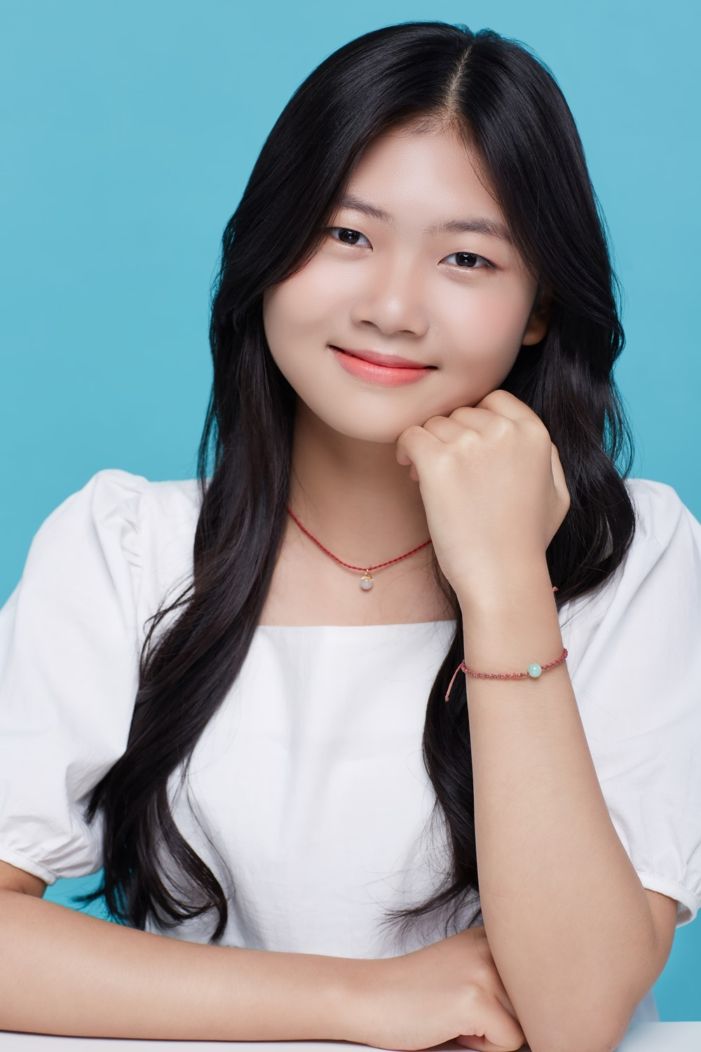 미얀마 난민 청소년 돕는 깃브미 팔찌 착용중인 완이화.