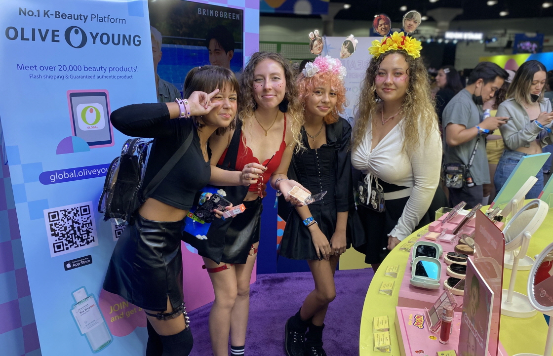 KCON 2022 LA에서 K뷰티 체험을 위해 올리브영 부스를 찾은 현지 관람객들의 모습.[CJ올리브영 제공]