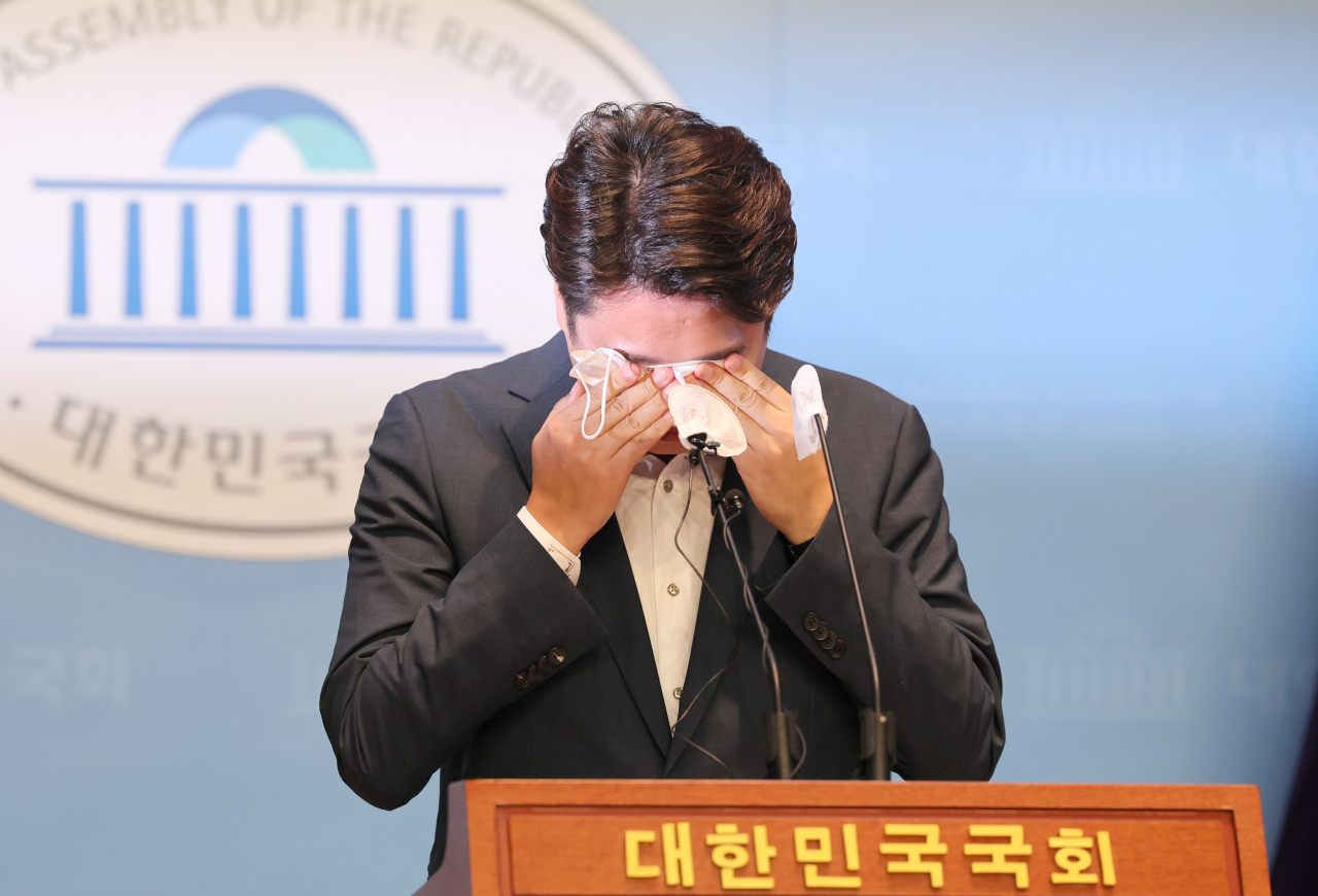 이준석 전 국민의힘 대표가 13일 오후 국회 소통관에서 기자회견을 열고 당 비상대책위원회 체제 전환에 대한 가처분 신청 등과 관련해 직접 입장을 밝히던 중 눈물을 닦고 있다. [연합]