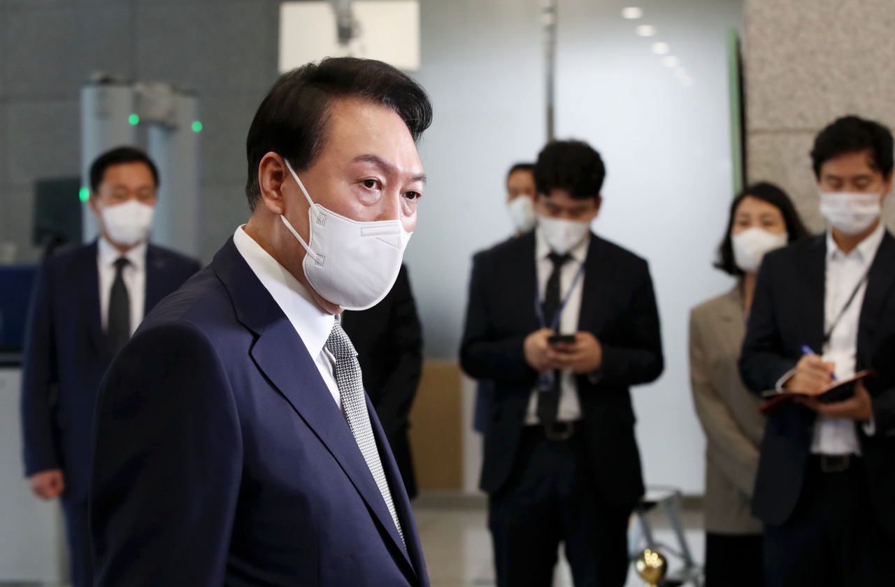 윤석열 대통령이 23일 오전 서울 용산 대통령실 청사로 출근하며 취재진의 질문에 답하고 있다. [연합]