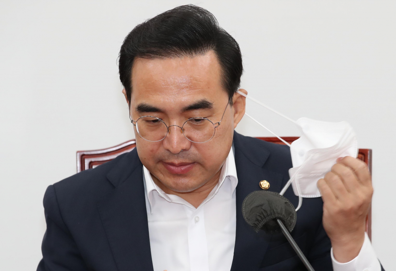 더불어민주당 박홍근 원내대표가 23일 오전 서울 여의도 국회에서 열린 원내대책회의에서 발언하기 위해 마스크를 벗고 있다. [연합]