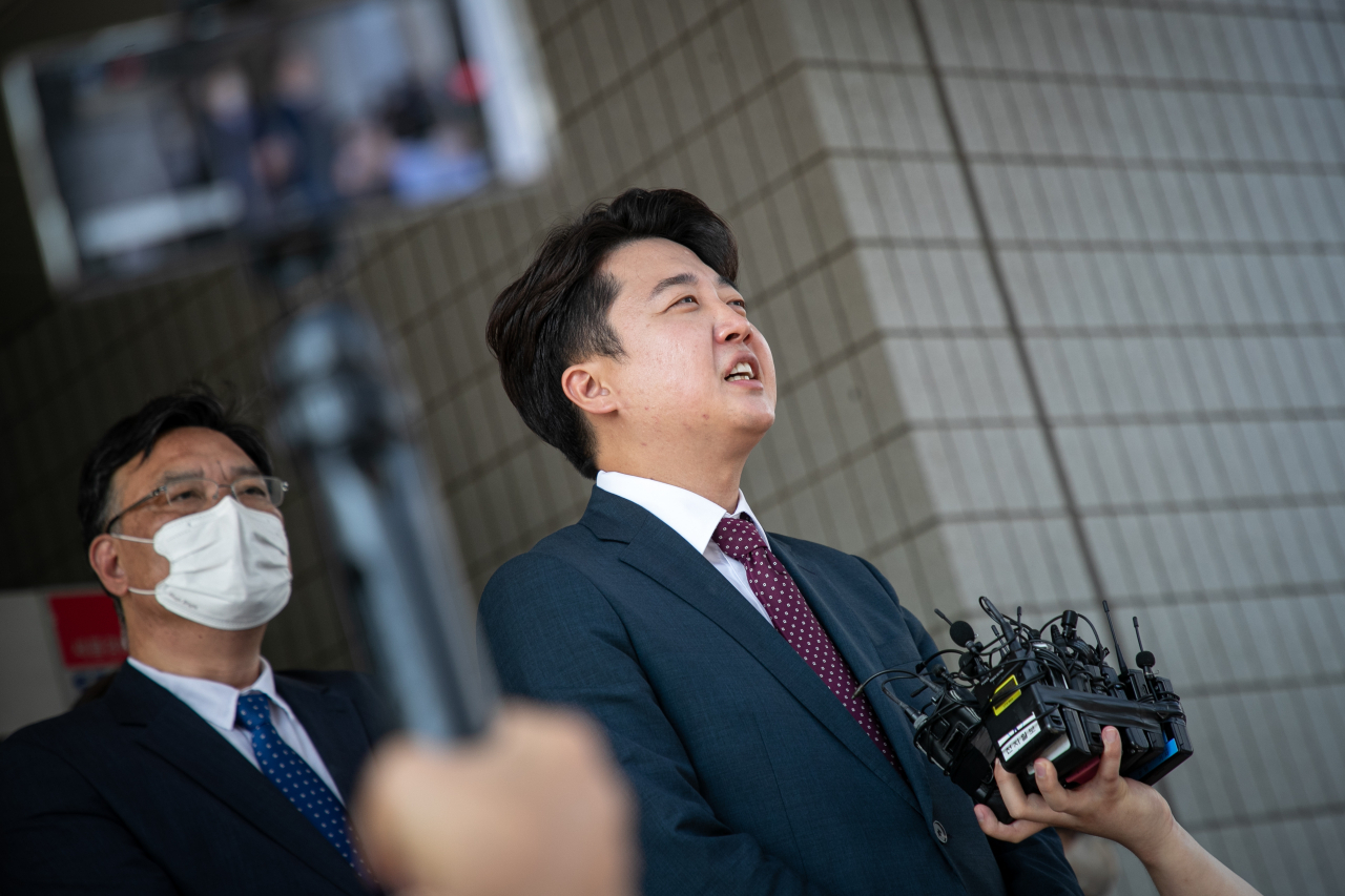 이준석 전 국민의힘 대표가 17일 오후 양천구 서울남부지방법원에서 열린 당 비상대책위원회 효력정지 가처분 신청 사건의 심문을 마친 후 법원을 빠져나오고 있다. [연합]