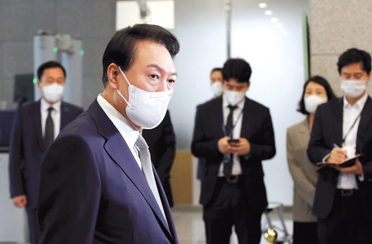 윤석열 대통령이 23일 오전 서울 용산 대통령실 청사로 출근하며 취재진의 질문에 답하고 있다. 윤 대통령은 이 자리서 생활고 끝에 극단적 선택을 한 수원 세 모녀 사건을 언급하며 “특단의 대책이 필요할 것”이라고 약자를 위한 복지를 강조했다. [연합]