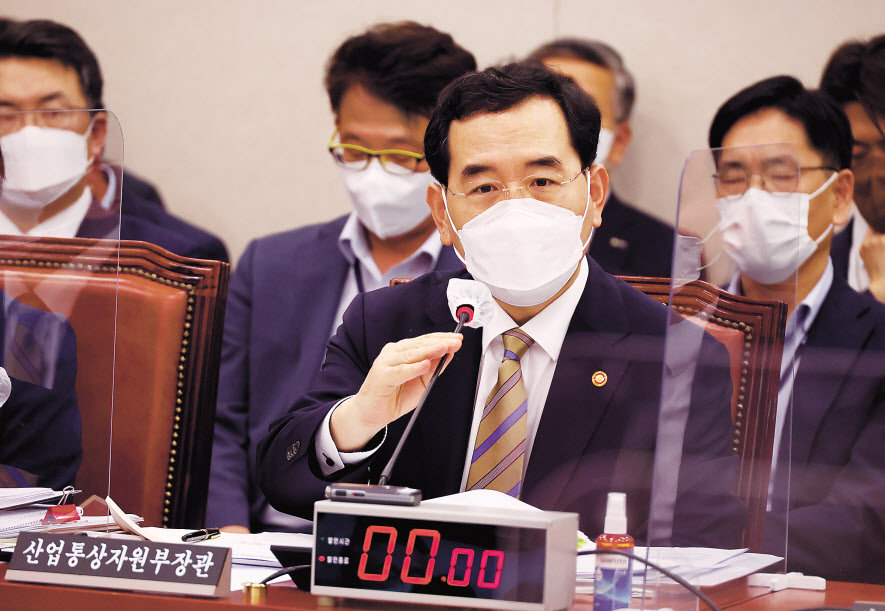 이창양 산업통상자원부 장관이 22일 서울 여의도 국회에서 열린 산업통상자원중소벤처기업위원회 전체회의에서 의원들의 질의에 답변하고 있다. 이 장관은 이 자리에서 한국산 차량을 전기차 보조금 지원 대상에서 제외한 미국의 ‘인플레이션 감축법’(IRA)과 관련해 세계무역기구(WTO) 제소 여부를 적극 검토하겠다고 밝혔다. [연합]