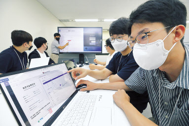 KT 직원들이 KT 가상 데스크톱 인프라(VDI) 솔루션 화면을 바라보고 있다. [KT 제공]
