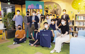 SK텔레콤의 ‘트루 이노베이션’ 프로그램 오리엔테이션에 참가한 14개 스타트업 관계자들이 기념사진을 찍고 있다. [SK텔레콤 제공]