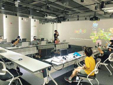 과학기술정보통신부와 한국과학창의재단은 23일 서울 서초유스센터에서 ‘스마트 수·과학실’ 현판식을 개최했다. [과학기술정보통신부 제공]