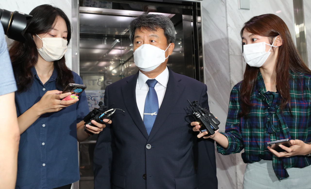 이성용 전 공군참모총장(가운데)이 23일 오전 공군 성폭력 피해자 고 이예람 중사 사건을 수사하는 서울 서대문구 안미영 특별검사팀 사무실에 참고인 신분으로 출석하고 있다. [연합]