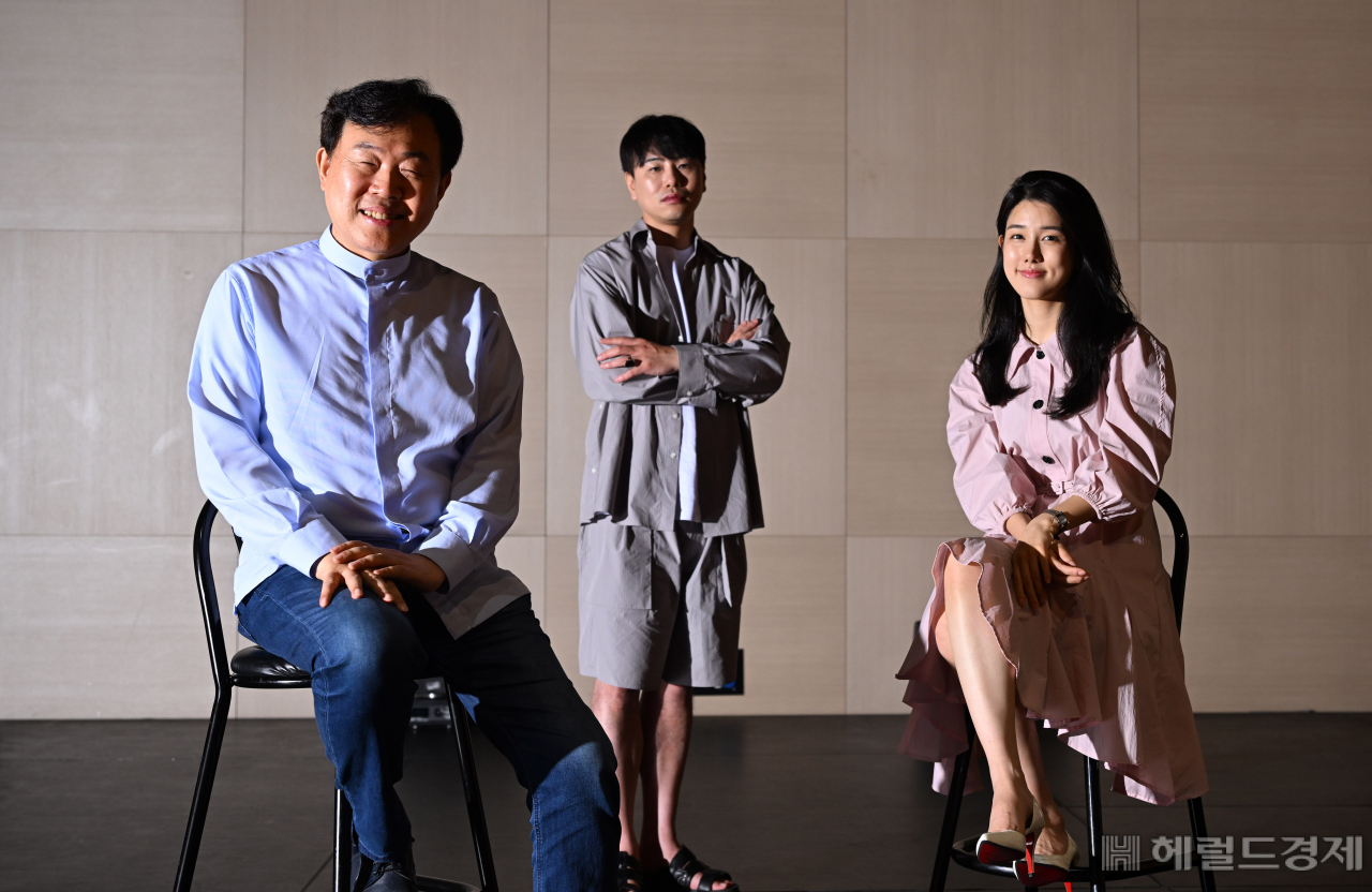 자신의 인기 가곡을 뮤지컬로 선보이는 작곡가 김효근은 ‘첫사랑’의 예술감독으로 함께 했다. 사진은 김효근 총감독과 음악감독 이진욱, 배우 양지원(왼쪽부터). 임세준 기자