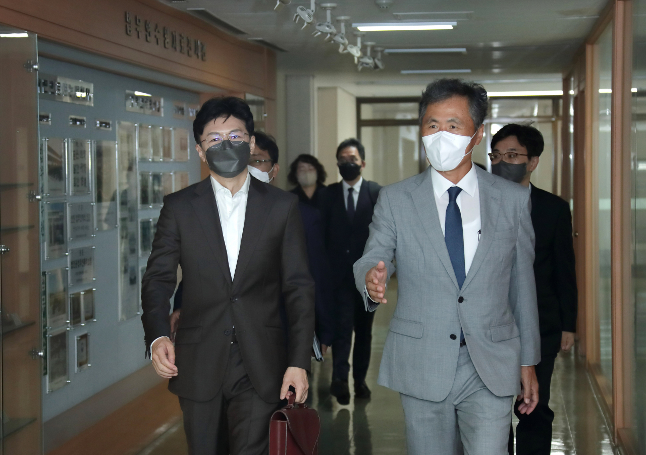 한동훈(왼쪽) 법무부 장관이 19일 오전 경기 용인시 법무연수원 용인분원을 찾아 교육 중인 신임 검사들과 대화의 시간을 가졌다고 법무부가 전했다. 오른쪽은 명점식 법무연수원 용인분원장. [연합]