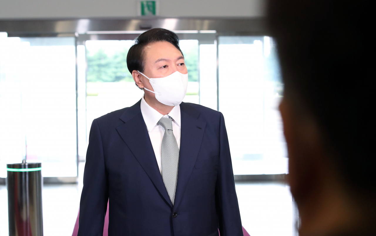 윤석열 대통령이 23일 오전 서울 용산 대통령실 청사로 출근하며 취재진의 질문에 답하고 있다. [연합]