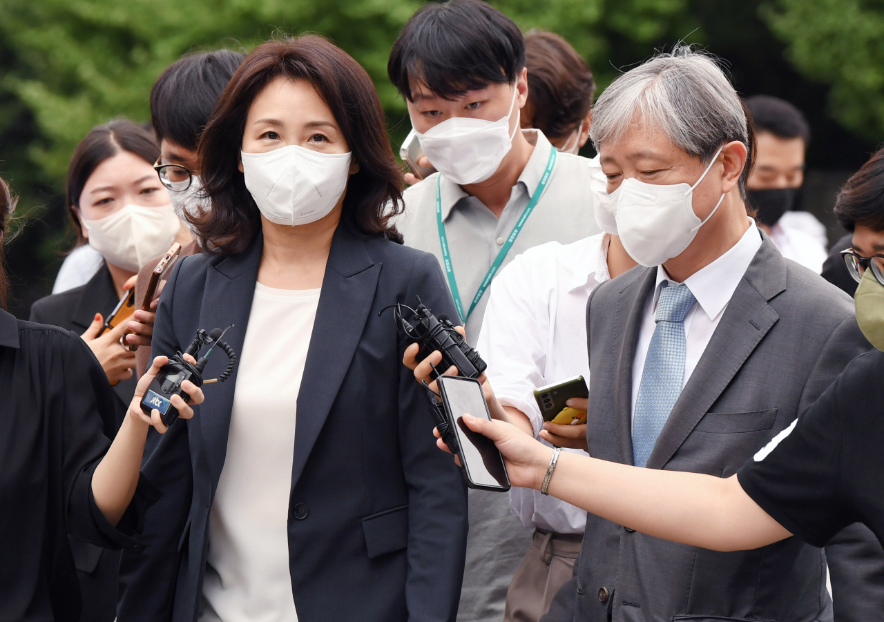 더불어민주당 이재명 의원 배우자 김혜경 씨가 '법인카드 유용 의혹' 관련 조사를 받기 위해 23일 오후 경기도 수원시 경기남부경찰청으로 출석하고 있다. [연합]