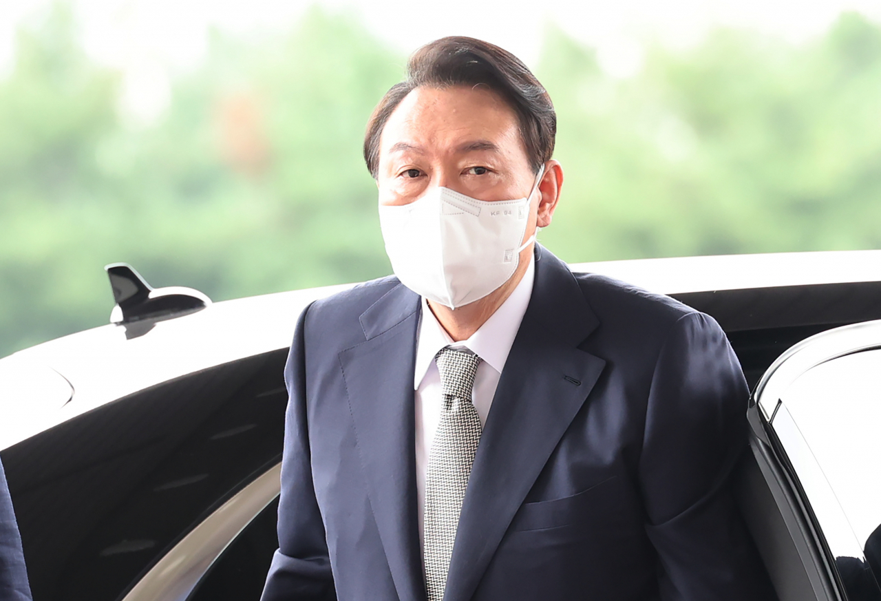 윤석열 대통령이 23일 오전 서울 용산 대통령실 청사로 출근하고 있다. [연합]