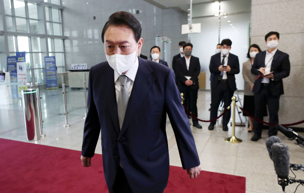 윤석열 대통령이 23일 오전 서울 용산 대통령실 청사에서 출근길 문답을 마친 뒤 이동하고 있다. [연합]