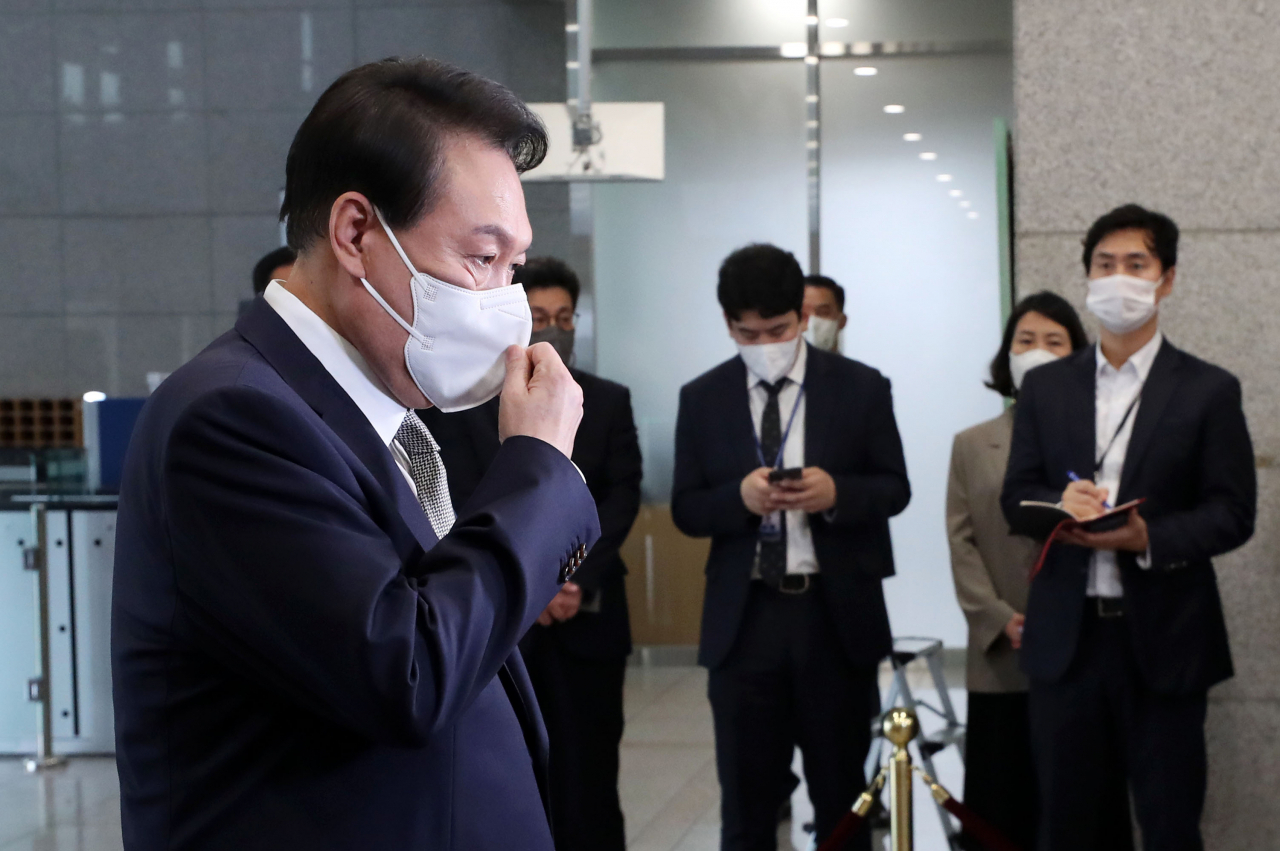 윤석열 대통령이 23일 오전 서울 용산 대통령실 청사로 출근하며 취재진의 질문에 답하고 있다. [연합]
