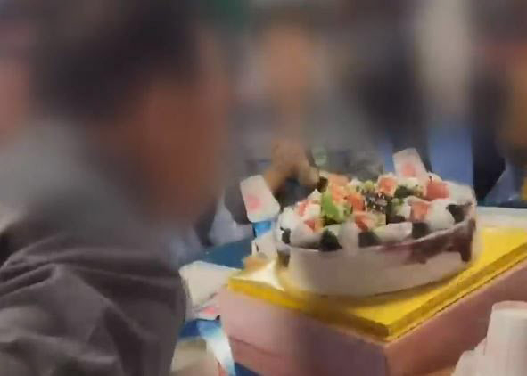 중견 조선업체 대표의 생일파티 장면. [KBS 화면]