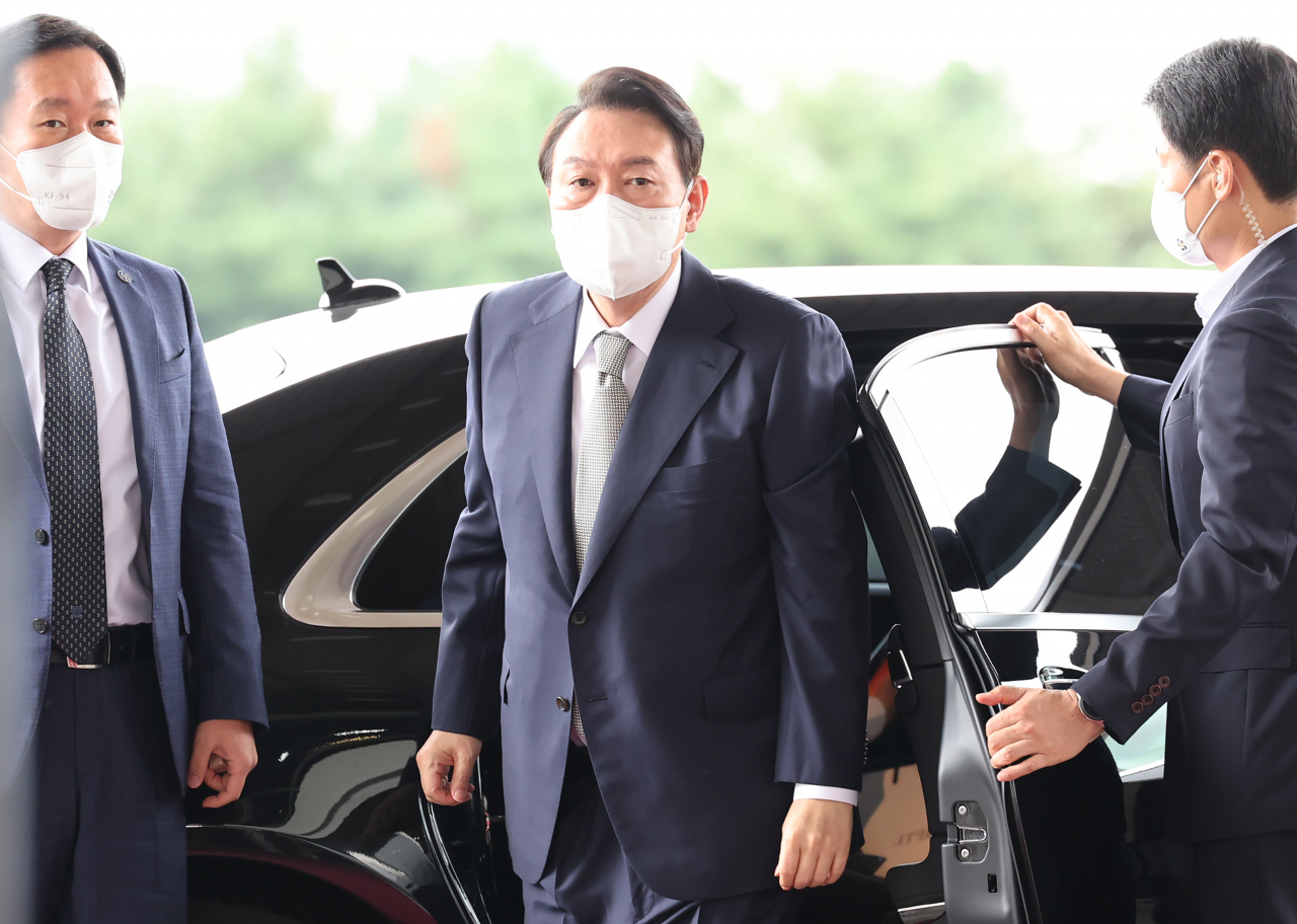 윤석열 대통령이 23일 오전 서울 용산 대통령실 청사로 출근하고 있다. [연합]