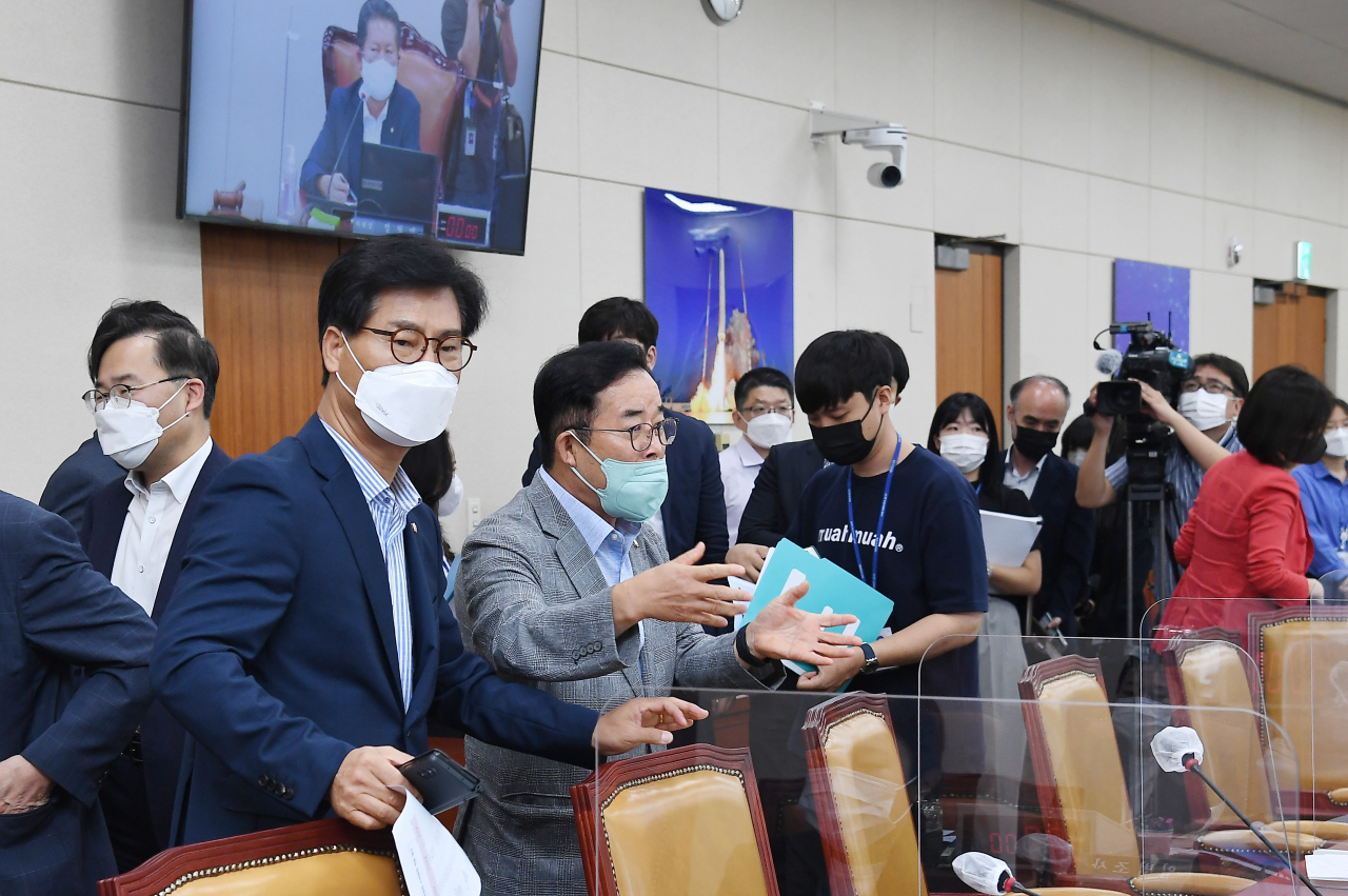 18일 서울 여의도 국회에서 열린 과학기술정보방송통신위원회 전체회의에서 박성중 과방위 여당 간사 내정자 등 여당 의원들이 정청래 과방위원장에게 항의한 뒤 퇴장하고 있다. [연합]