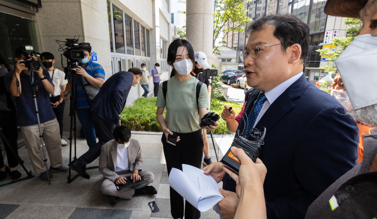 이준석 국민의힘 전 대표에게 성 상납 등 접대를 한 의혹으로 경찰 조사를 받는 기업 대표의 법률대리인 강신업 변호사가 23일 오후 서울 마포구 서울경찰청 반부패 공공범죄수사대에 이 전 대표에 대한 명예훼손 고소·고발장을 접수하기에 앞서 기자회견을 하고 있다. [연합]