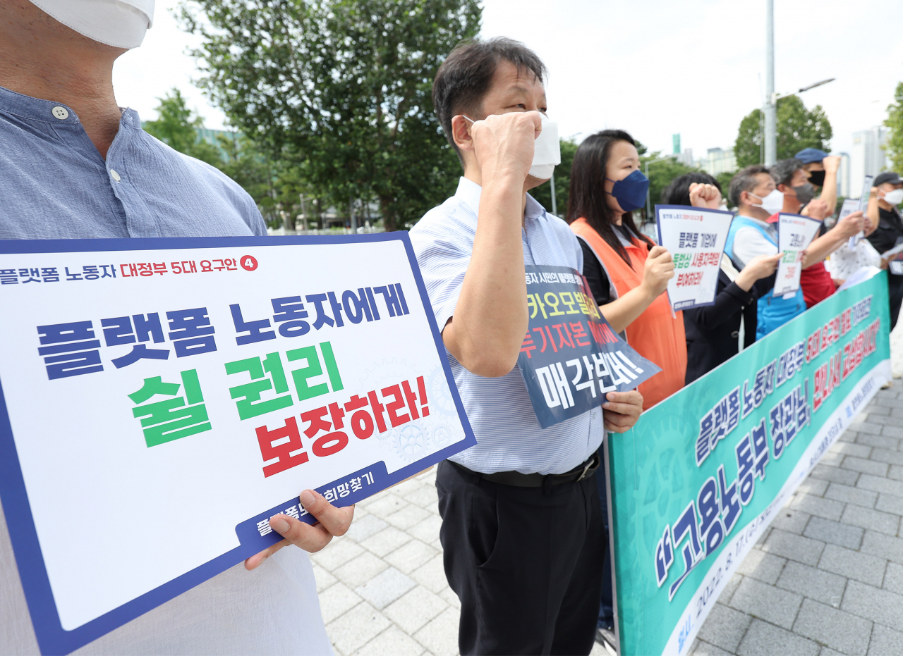 배달·택시 노동자 등 플랫폼 노동자와 시민사회단체 회원들이 지난 17일 오전 서울 용산구 대통령 집무실 인근에서 열린 플랫폼 노동자 대정부 5대 요구안 발표 기자회견에서 구호를 외치고 있다. [연합]
