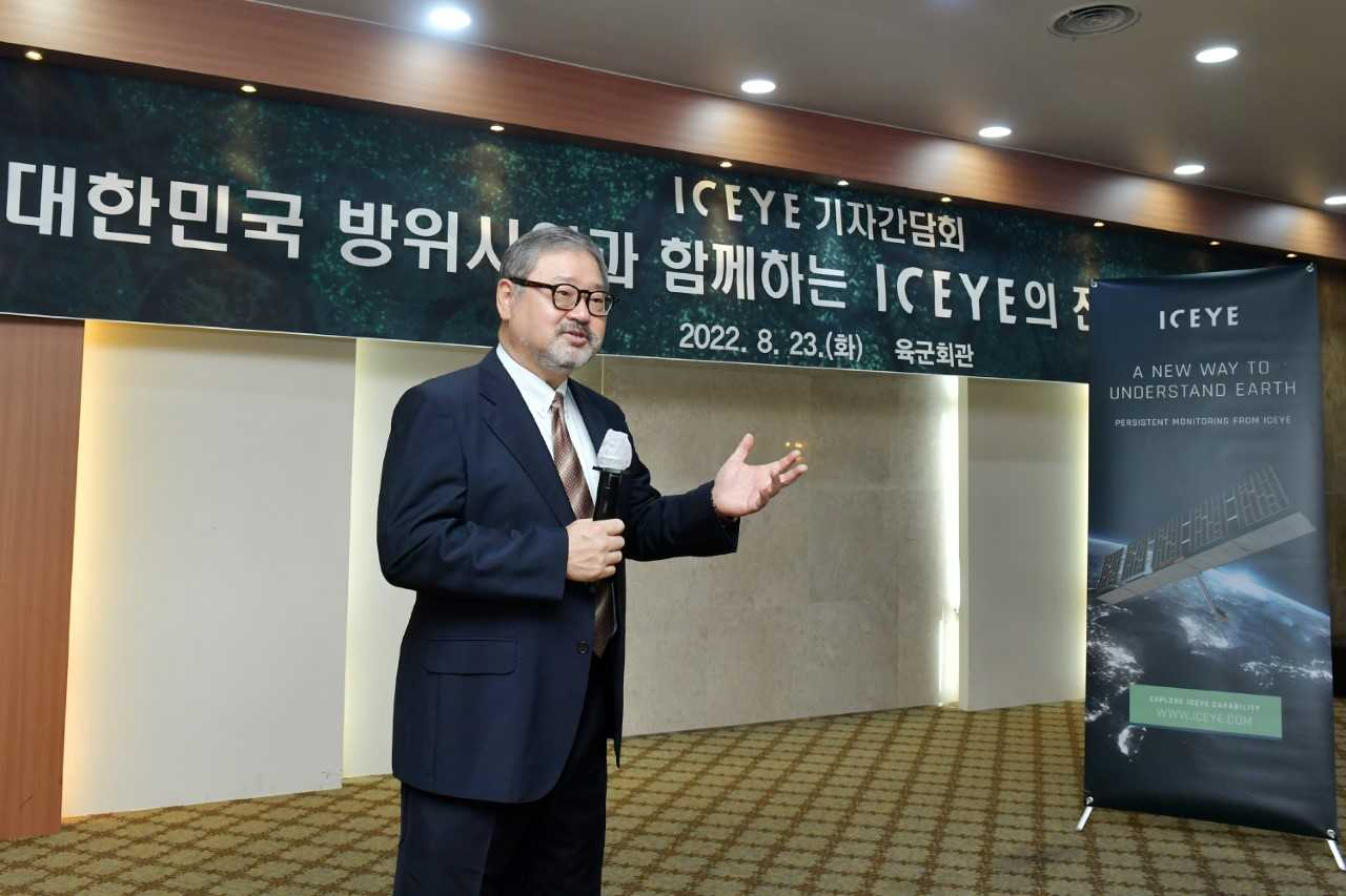 초소형 인공위성과 영상기술을 주력으로 하는 글로벌 위성 전문업체 아이스아이(ICEYE)는 23일 기자간담회를 갖고 한국의 SAR(영상 레이더) 사업과 관련한 협력 의지를 밝혔다. 전완기 아이스아이 한국지사장이 간담회에서 한국과의 전략적 파트너십 구상을 소개하고 있다. [아이스아이 제공]