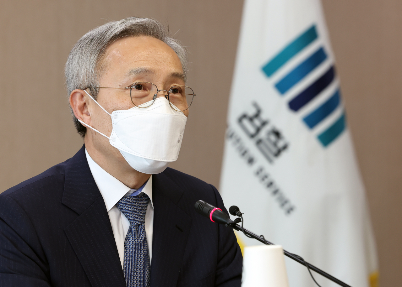 지난 4월 28일 강일원 검찰인권위원회 위원장(전 헌법재판관)이 서울 서초구 대검찰청에서 열린 검찰인권위원회 제5차 회의에서 인사말을 하고 있다. [연합]
