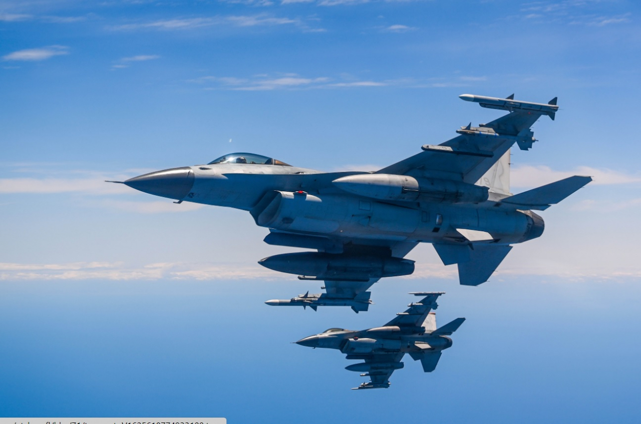 한미연합연습 이틀째인 23일 러시아 전략폭격기 TU-95 2대가 한국방공식별구역(KADIZ·카디즈)을 진입했다. 한국군은 공군 F-16 전투기를 출격시키는 등 전술조치를 취했다. F-16 전투기 자료사진. [헤럴드DB]