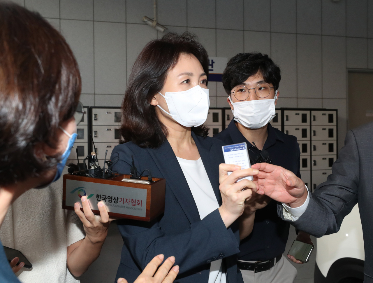 더불어민주당 이재명 의원 배우자 김혜경 씨가 23일 오후 경기도 수원시 경기남부경찰청에서 '법인카드 유용 의혹' 관련 조사를 마친 후 나오고 있다. [연합]