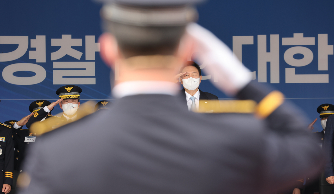 윤석열 대통령이 지난 18일 충북 충주시 중앙경찰학교에서 열린 제310기 졸업식에서 졸업생의 경례에 거수경례로 답하고 있다(사진은 기사 내용과 관련없음). [연합]