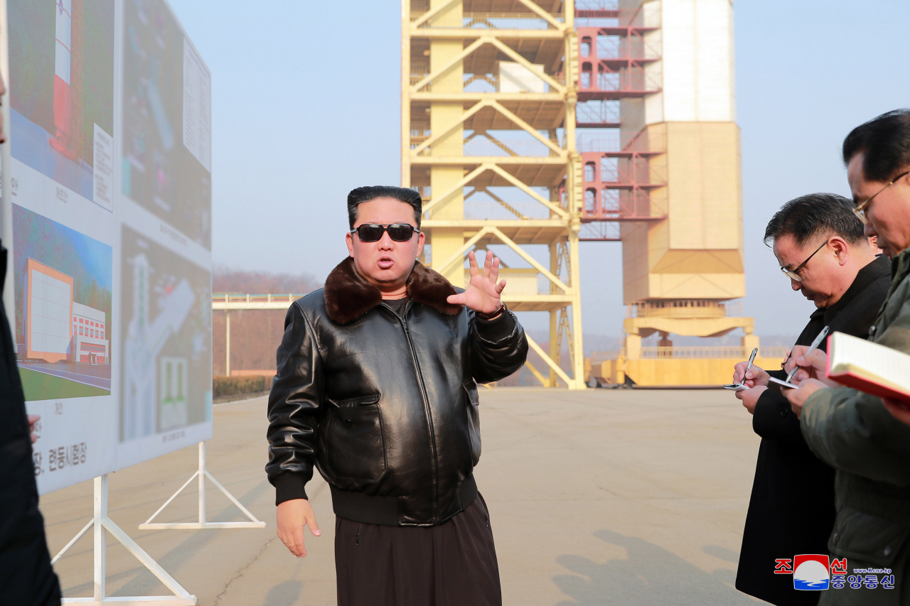 북한 김정은 국무위원장이 대륙간탄도미사일(ICBM)로 전용 가능한 장거리 로켓을 발사할 수 있는 서해위성발사장을 현지지도하고 있는 모습이다. [국내에서만 사용가능. 재배포 금지. For Use Only in the Republic of Korea. No Redistribution] 연합뉴스