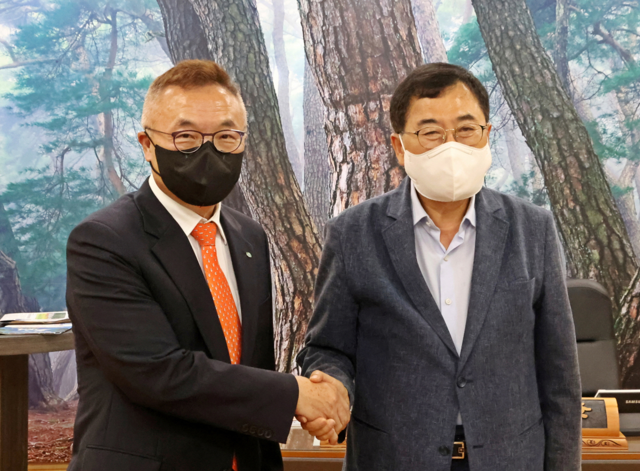 황주호 한수원 신임 사장(왼쪽)이 경주시를 내방해 주낙영 시장과 기념사진을 촬영하고 있다.[경주시 제공]
