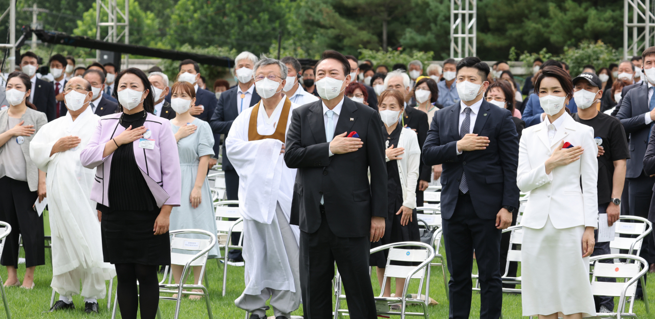 윤석열 대통령과 김건희 여사가 15일 서울 용산 대통령실 청사 잔디마당에서 열린 제77주년 광복절 경축식에서 국기에 경례를 하고 있다. [연합]