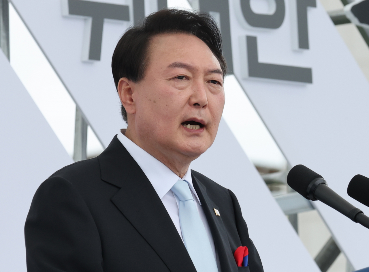윤석열 대통령이 지난 15일 서울 용산 대통령실 청사 잔디마당에서 열린 제77주년 광복절 경축식에서 축사하고 있다. [연합]