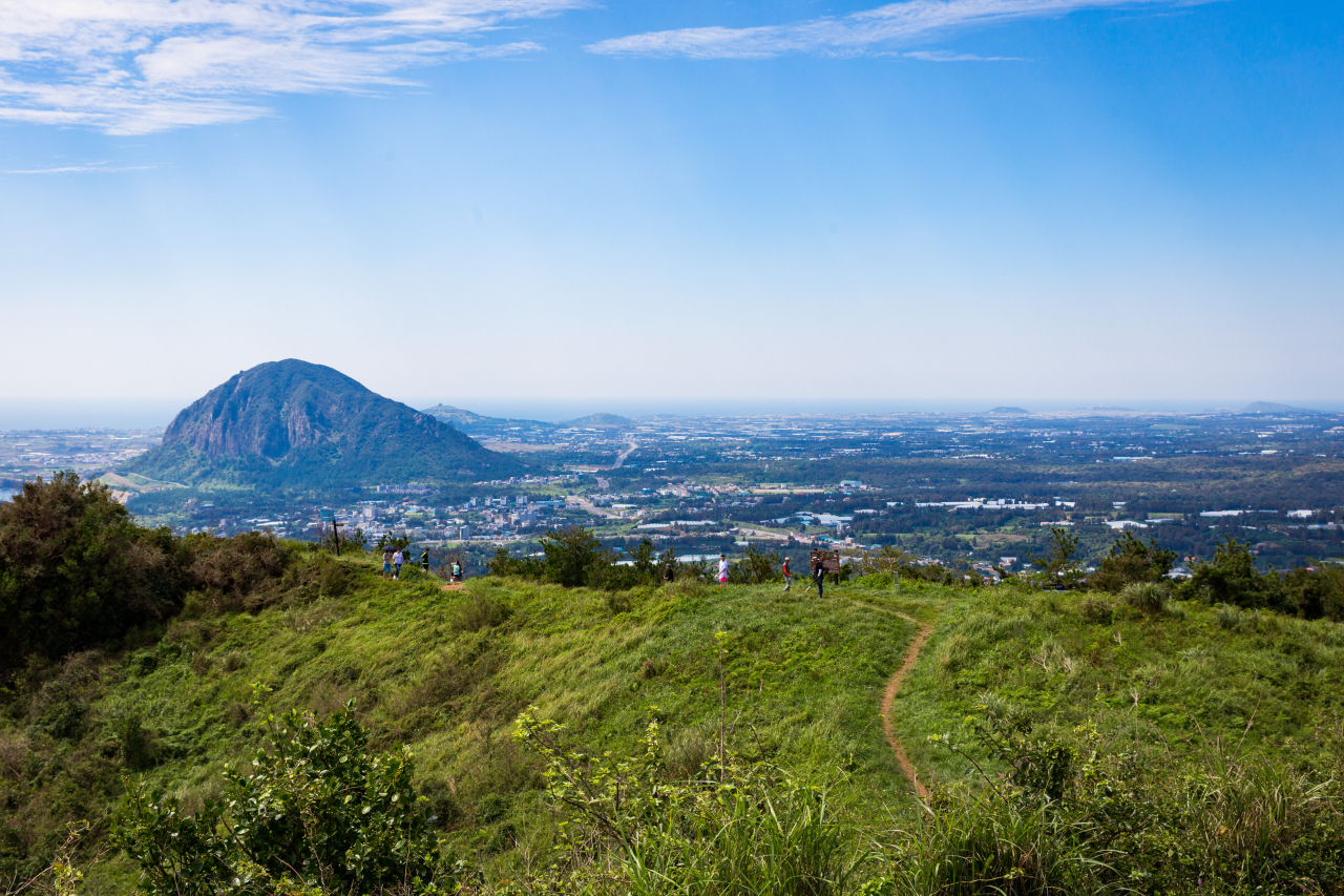 군산오름에서 내려다 본 제주 남서 풍경