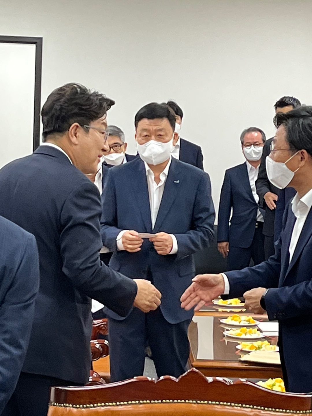 지난 22일 국회에서는 국민의힘 정책위원회와 보험업계 CEO과의 간담회가 열렸다. 일정에 없었던 권성동 국민의힘 원내대표의 등장에 회의장은 술렁였다. 사진은 회의시작전 VIP대기;실을 찾은 권 원내대표. 권 원내대표와 보험사 CEO들이 명함을 주고 받고 있다. 박병국 기자/cook@heraldcorp.com