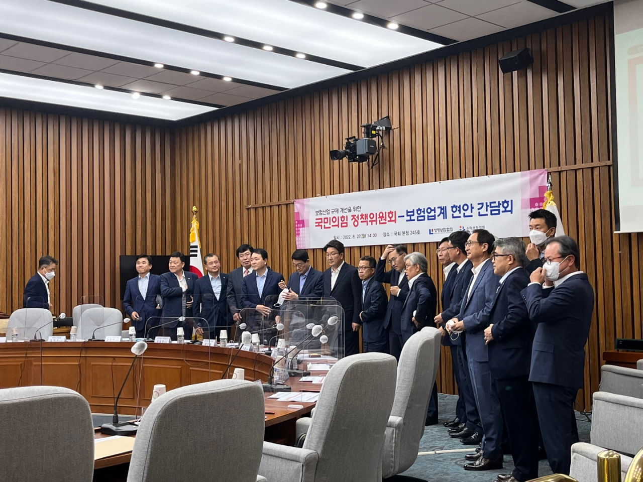 권성동 국민의힘 원내대표와 성일종 정책위원회 의장은 지난 22일 오후 국회 본관에서 보험사 최고경영자(CEO)와 만나 현안 간담회를 가졌다. 박병국 기자/cook@heraldcorp.com