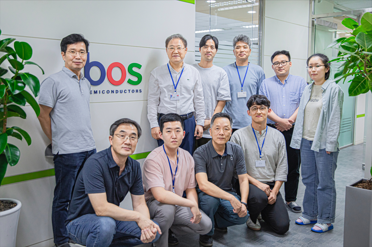 임경묵(뒷줄 왼쪽부터) 보스반도체 최고기술책임자, 박재홍 대표, 장연호 최고운영책임자 등 임직원들이 판교 실리콘파크에 있는 보스반도체 사무실에서 사진을 촬영하고 있다. [현대차그룹 제공]