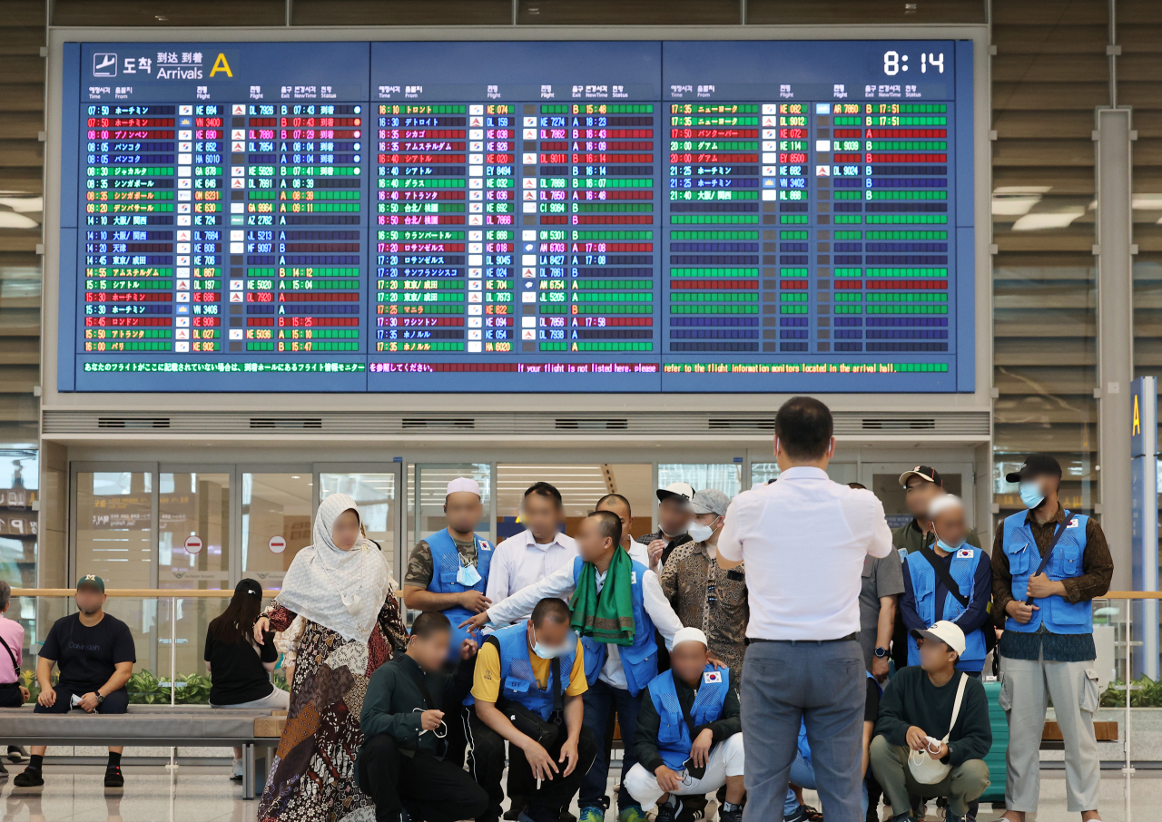 26일 영종도 인천국제공항 제2여객터미널을 통해 입국한 외국인 근로자들이 기념촬영을 하고 있다. [연합]