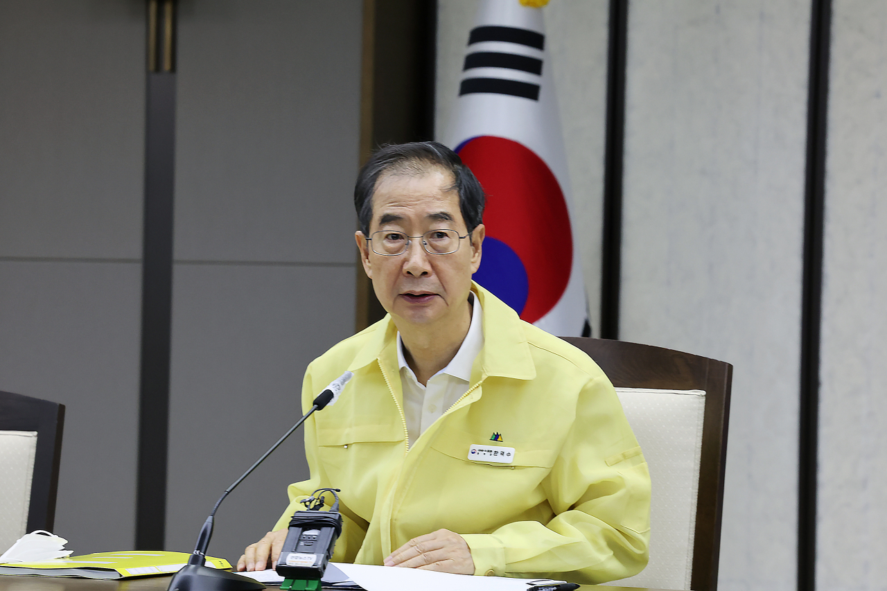 한덕수 국무총리가 24일 오전 정부세종청사에서 열린 코로나19 대응 중앙재난안전대책본부 회의를 주재하고 있다. [연합]