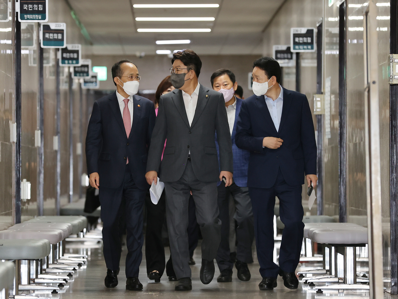 국민의힘 권성동 원내대표(가운데)와 추경호 경제부총리 겸 기획재정부 장관(왼쪽)이 24일 국회에서 열린 '2023년도 예산안 관련 당정협의'에 참석하고 있다. 이상섭 기자