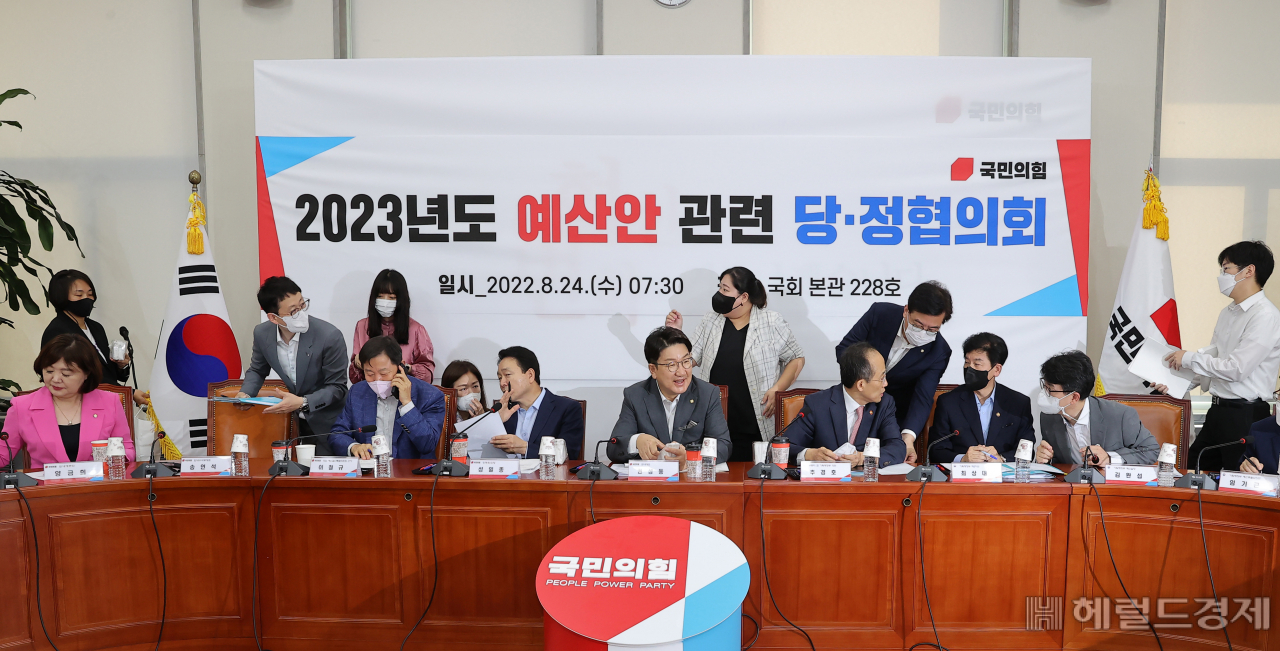 국민의힘 권성동 원내대표와 추경호 부총리 겸 기획재정부 장관을 비롯한 참석자들과 관계자들이 24일 오전 서울 여의도 국회에서 열린 2023년도 예산안 관련 당정협의회에서 비공개 전환을 앞두고 대화하고 있다. 이상섭 기자