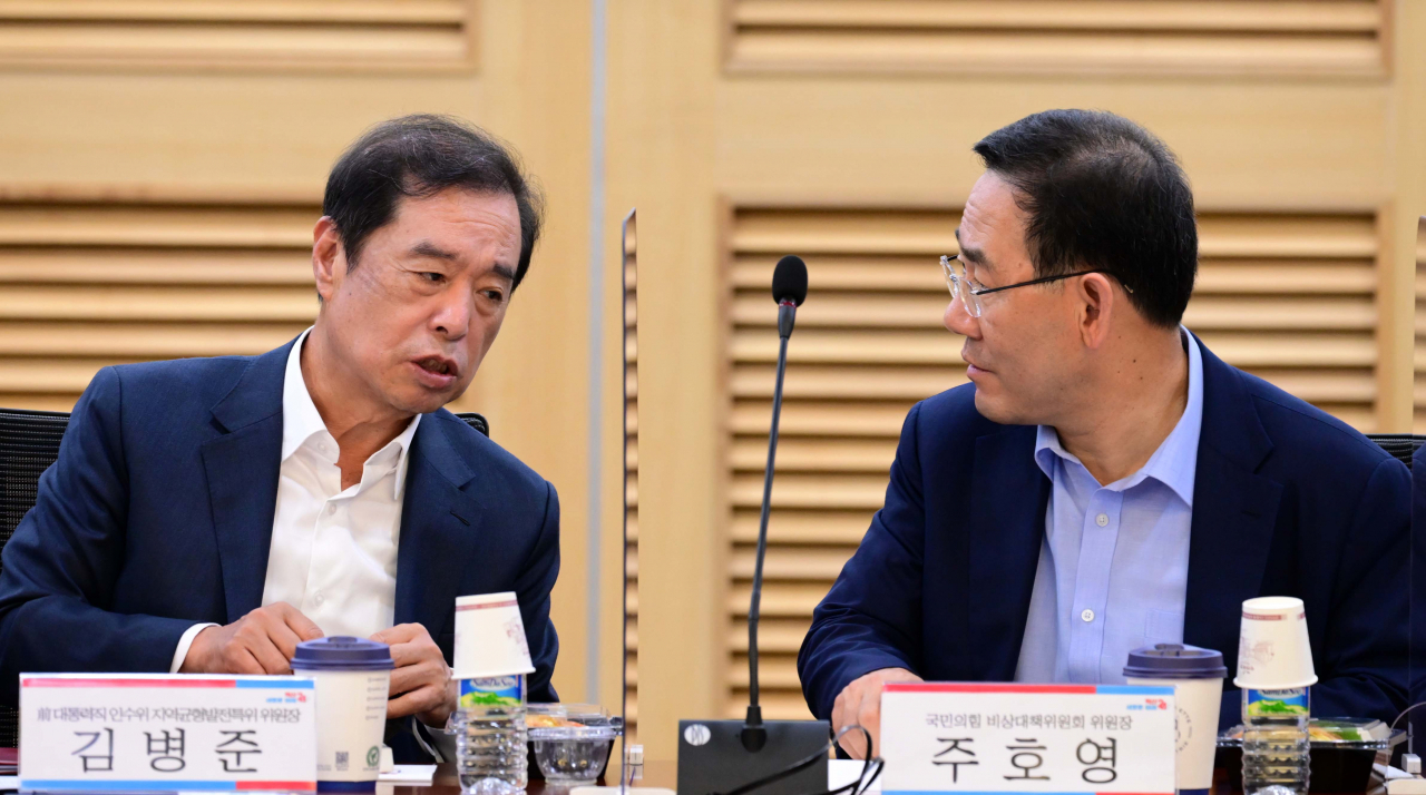 주호영 국민의힘 비상대책위원장과 김병준 전 대통령직인수위원회 지역균형발전특위 위원장이 24일 오전 서울 여의도 국회 의원회관에서 '자유와 체제변화, 그리고 가치정당의 문제'의 주제로 열린 국민의힘 공부모임 '혁신 24 새로운 미래' 주최 세미나에서 대화하고 있다. [연합]