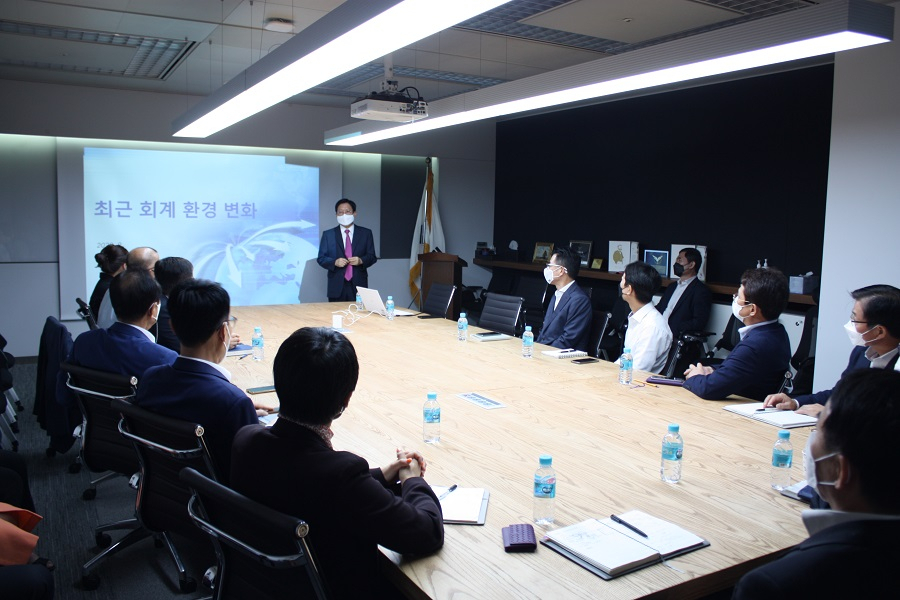 한종수 이화여자대학교 경영대 교수가 24일 서현학술포럼에서 '달라진 회계 환경과 회계 개혁, 회계 개혁의 결과'에 대한 발표하고 있다. [PKF서현회계법인 제공]