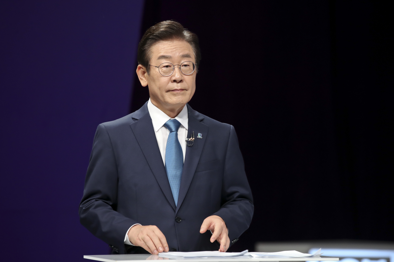 이재명 더불어민주당 당 대표 후보가 지난 23일 서울 마포구 상암동 MBC에서 열린 100분 토론을 준비하고 있다. [연합]