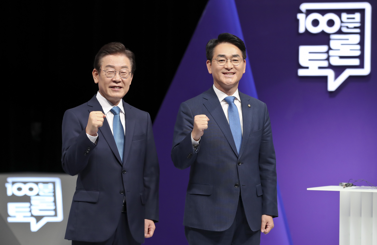 더불어민주당 당대표 선거에 나선 이재명, 박용진 후보가 23일 서울 마포구 상암동 MBC에서 열린 100분 토론에 앞서 기념촬영을 하고 있다. [연합]