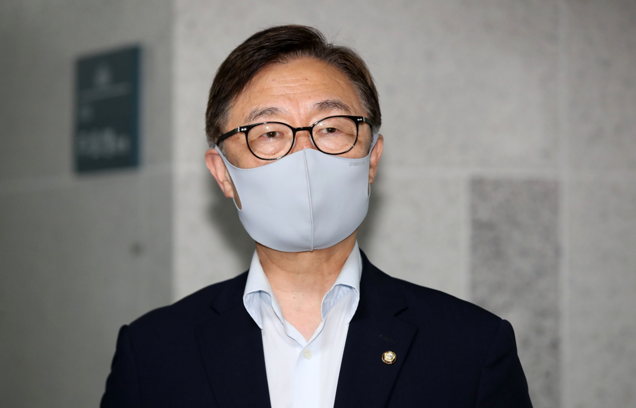 최재형 국민의힘 혁신위원장이 지난 19일 오전 국회 의원회관에서 주호영 비상대책위원장과 비공개 회동을 마친 뒤 취재진 질문에 답하고 있다. [연합]